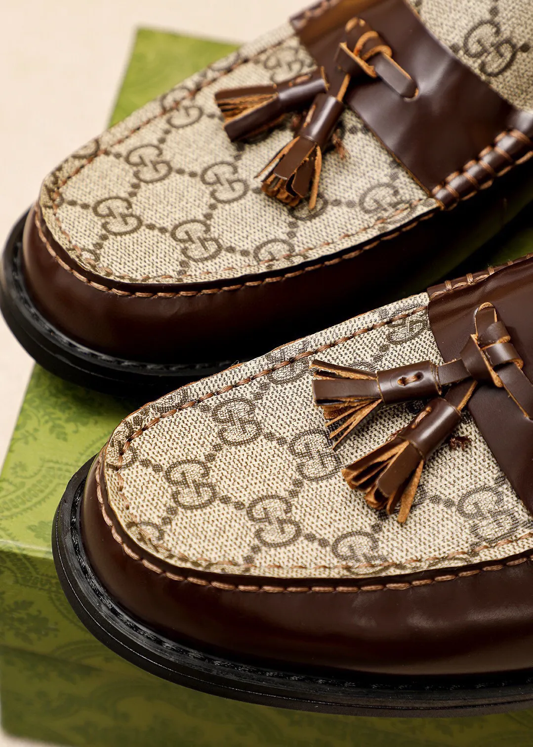 Men's shoes 💰480 💐 Product trademark: GUCCI "Gucci" casual leather shoes Regular size: 38-44 (45🉑️customized) Product materials: Selected imported first-layer open-edge beaded cowhide leather upper + luxury hardware buckle, imported water-dyed cowhide leather lining. Strong three-dimensional visual effect, combined outsole Color: 3⃣️colors available